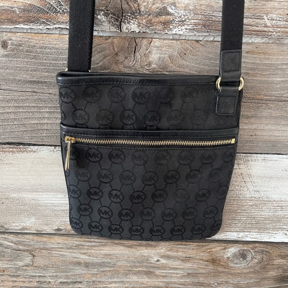 Michael Kors cross body purse - Picture 4 of 10